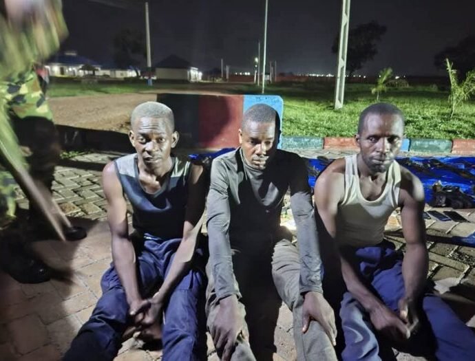 Sojojin Najeriya Sun Daki Masu Safarar Makamai Guda Uku Da Kayansu A Kaduna Sojojin Najeriya Sun Daki Masu Safarar Makamai Guda Uku Da Kayansu A Kaduna