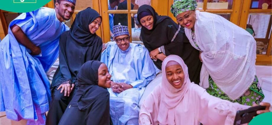 Rayuwar Buhari A Gida: Soyayya, Tarbiyya Da Kiyaye Ka’idoji Rayuwar Buhari A Gida: Soyayya, Tarbiyya Da Kiyaye Ka’idoji