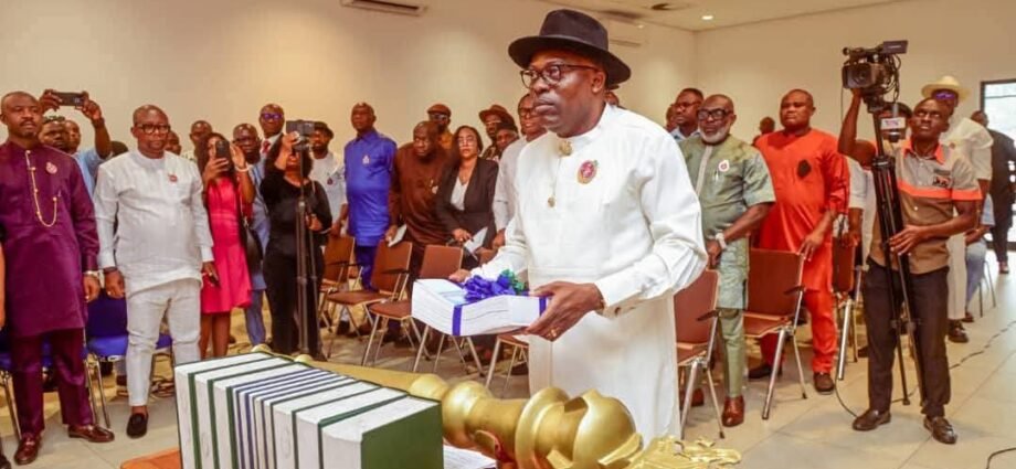 Majalisar Wakilai Ta Kammala Amincewa Da Kasafin Kudin Jihar Rivers Na Shekarar 2025 Wanda Ya Kai Tiriliyan 1.486 Majalisar Wakilai Ta Kammala Amincewa Da Kasafin Kudin Jihar Rivers Na Shekarar 2025 Wanda Ya Kai Tiriliyan 1.486