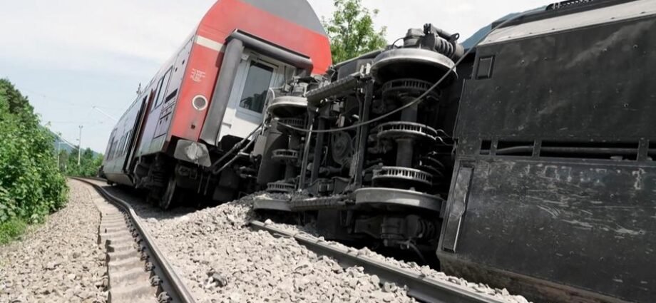 Hadarin Jirgin Kasa A Stuttgart: Mutane Uku Sun Mutu, Wasu Sama Da 100 Sun Jikkata Hadarin Jirgin Kasa A Stuttgart: Mutane Uku Sun Mutu, Wasu Sama Da 100 Sun Jikkata