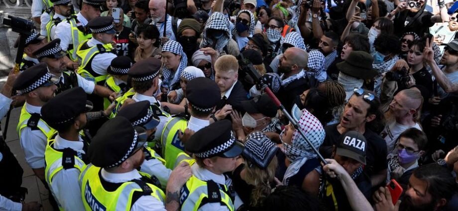 ‘Yan Sanda Burtaniya Sun Kama Mutane 60 A Zanga-Zangar Nuna Goyon Baya Ga Falasdinawa