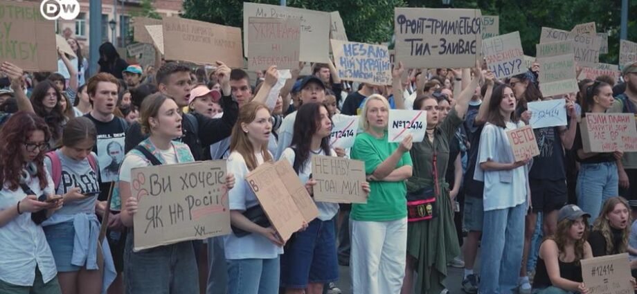 Ukraine: Majalisar Dokoki Ta Amince Da Sabuwar Dokar Yaki Da Cin Hanci Bayan Zanga-zangar Ukraine: Majalisar Dokoki Ta Amince Da Sabuwar Dokar Yaki Da Cin Hanci Bayan Zanga-zangar