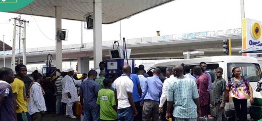 NNPCL Ta Rage Farashin Fetur Amma Jama’a Sun Nuna Rashin Gamsuwa NNPCL Ta Rage Farashin Fetur Amma Jama’a Sun Nuna Rashin Gamsuwa