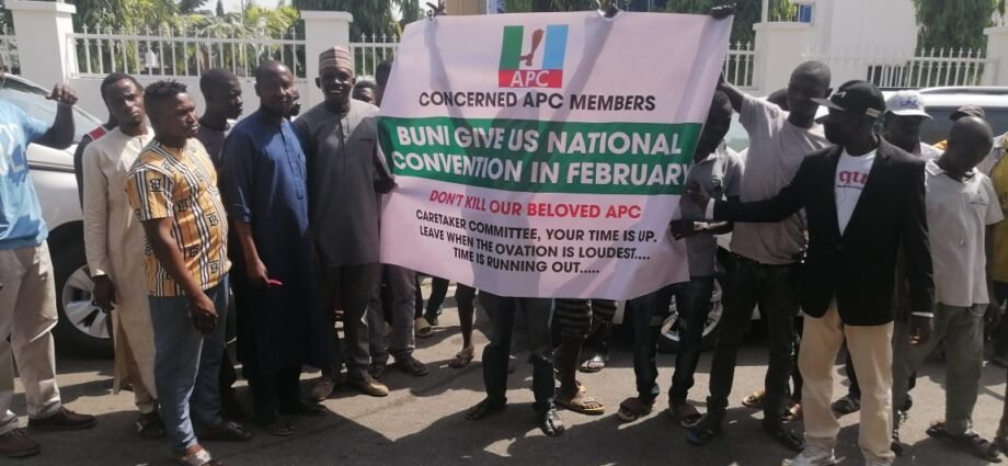 ‘Yan APC Sun Yi Zanga-Zangar a Legas Kan Rashin Adalci a Rarraba Mukamai, Suna Neman Sai Shugaban Jam’iyya Ya Yi Murabus