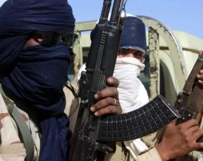 ‘Yan Daba Sun Kashe Mutane 13 Ciki Har Da Jami’an Tsaro A Hare-Haren Da Suka Kai Kauyuka Uku A Jihar Niger ‘Yan Daba Sun Kashe Mutane 13 Ciki Har Da Jami’an Tsaro A Hare-Haren Da Suka Kai Kauyuka Uku A Jihar Niger