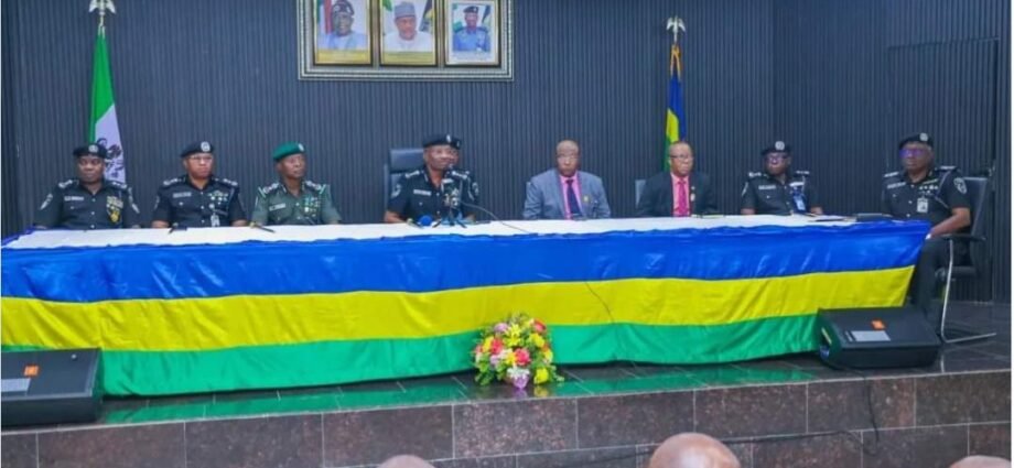 Babban Sifetan ‘Yan Sanda Kayode Egbetokun Ya Tattauna Batun Fansho Da Tsofaffin Jami’an Da Suka Yi Ritaya Babban Sifetan ‘Yan Sanda Kayode Egbetokun Ya Tattauna Batun Fansho Da Tsofaffin Jami’an Da Suka Yi Ritaya