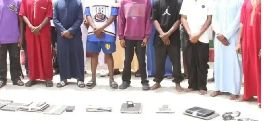 EFCC Ta Kama Dalibai 25 Na Jami’ar Bayero Da Ake Zargin Da Zamba Ta Yanar Gizo EFCC Ta Kama Dalibai 25 Na Jami’ar Bayero Da Ake Zargin Da Zamba Ta Yanar Gizo