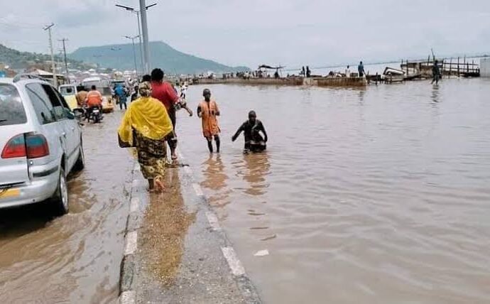 Gombe: ‘Yan Sanda Suna Gargadin Jama’a Bayan Ambaliyar Ruwa Ta Kashe Mutane Hudu Gombe: ‘Yan Sanda Suna Gargadin Jama’a Bayan Ambaliyar Ruwa Ta Kashe Mutane Hudu