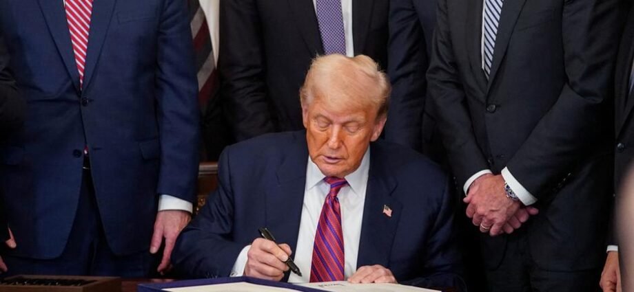 Trump Ya Kara Harajin Kayayyakin Kanada Zuwa Kashi 35% Trump Ya Kara Harajin Kayayyakin Kanada Zuwa Kashi 35%