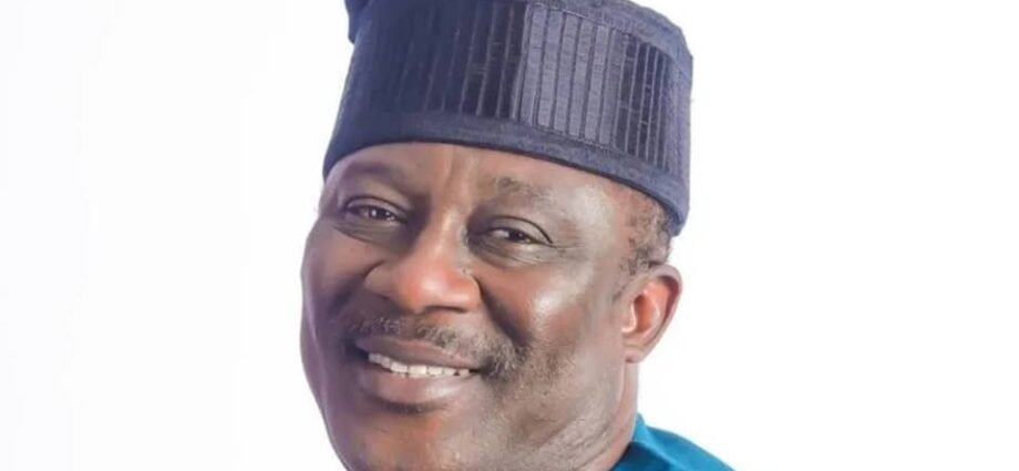 Sanata Smart Adeyemi Ya Cika Shekara 65, Gwamnatin Kogi Ta Yaba Masa Da Sadaukarwarsa