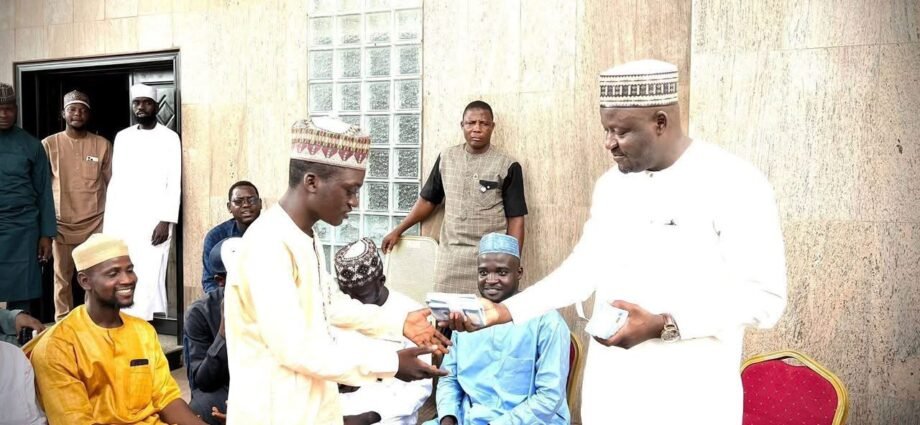 Sanata Kawu Sumaila Ya Ba Da Tallafin N500,000 Ga Masu Amfani Da Shafukan Sada Zumunta 16 A Kano