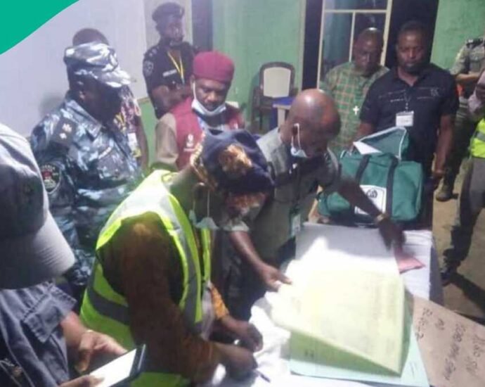 ‘Yan Sanda Sun Kama Jami’an INEC Uku A Taraba Bisa Zargin Karkatar Da Kayayyakin Zabe