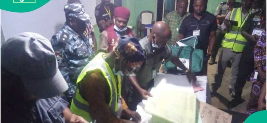 ‘Yan Sanda Sun Kama Jami’an INEC Uku A Taraba Bisa Zargin Karkatar Da Kayayyakin Zabe