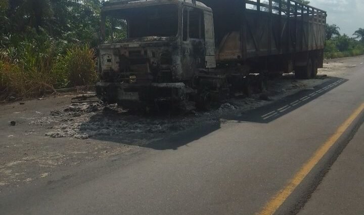 Hatsarin mota a Samawa ya yi sanadiyar mutuwar mutane 12 a jihar Kano Hatsarin mota a Samawa ya yi sanadiyar mutuwar mutane 12 a jihar Kano