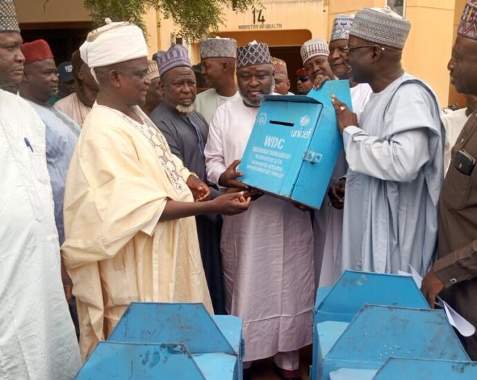 Gwamnatin Sokoto da UNICEF Sun Ƙarfafa Sadarwa da Shigar Jama’a: An Gabatar da Akwatunan Shawarwari 332 da Teburin Taimako 166 Gwamnatin Sokoto da UNICEF Sun Ƙarfafa Sadarwa da Shigar Jama’a: An Gabatar da Akwatunan Shawarwari 332 da Teburin Taimako 166