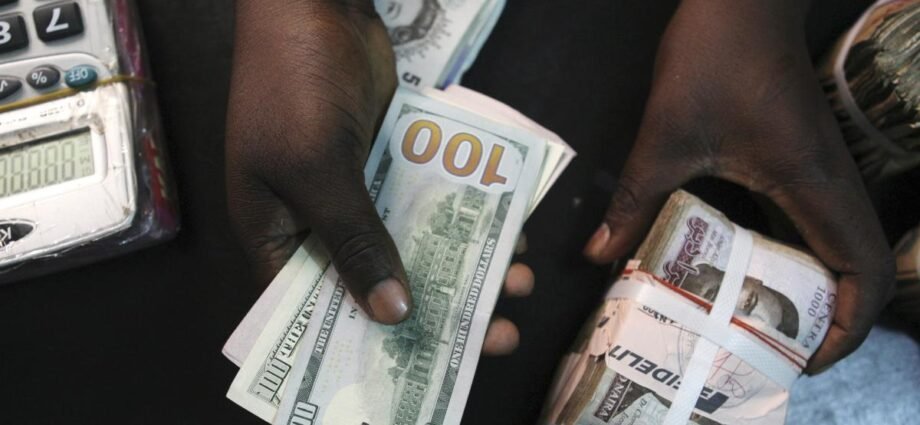 Naira Ta Ci Gaba Da Ragewa A Kasuwar Aboki: Dalilin Faduwar Kudin Da Tasirin Tattalin Arzikin Gida Naira Ta Ci Gaba Da Ragewa A Kasuwar Aboki: Dalilin Faduwar Kudin Da Tasirin Tattalin Arzikin Gida