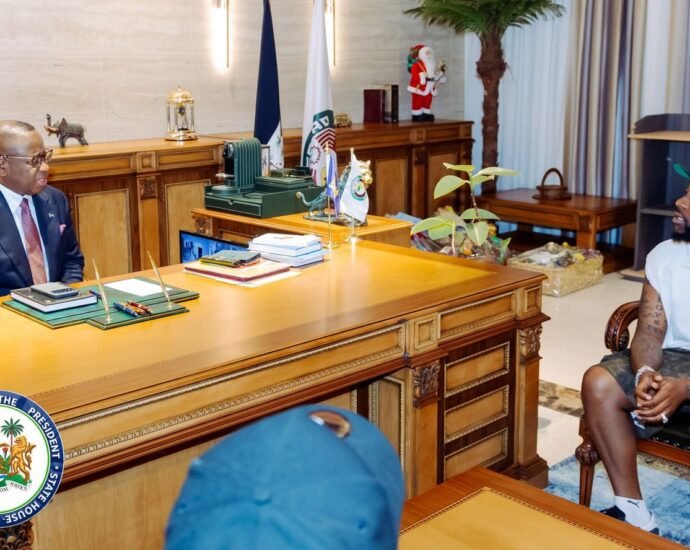 Davido Ya Ziyarci Shugaba Bio A Saliyo Leone: ‘Gida Na Ta Biyu’ Da Haɗin Kai Tsakanin Mawaki Da Jiha