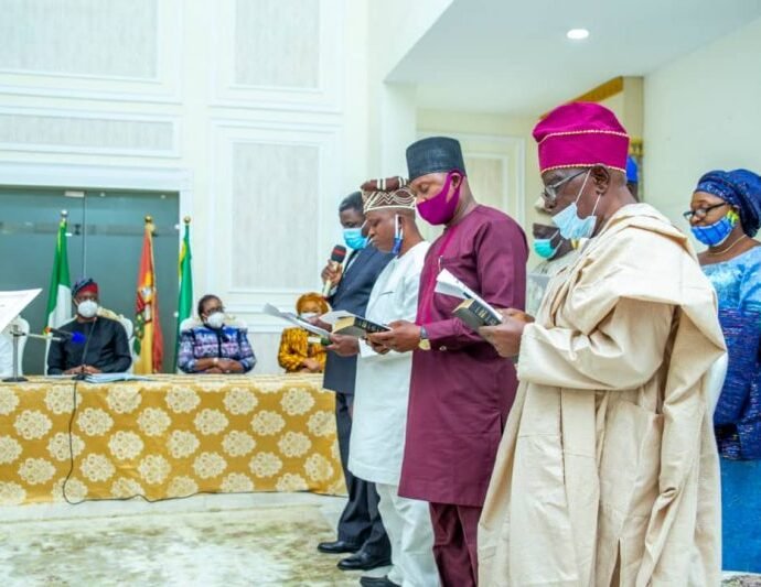 Makinde Ya Rantsar da OYSIEC: Yadda Zaben Kananan Hukumomi na 2027 Zai Tsara Siyasar Oyo da Najeriya Makinde Ya Rantsar da OYSIEC: Yadda Zaben Kananan Hukumomi na 2027 Zai Tsara Siyasar Oyo da Najeriya