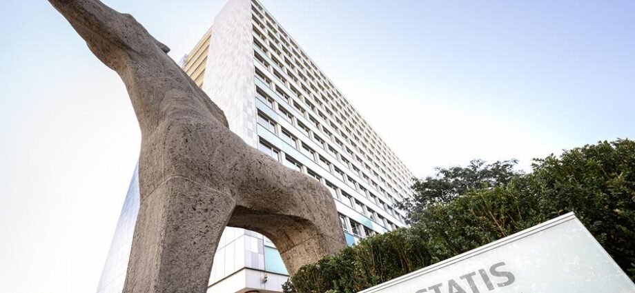 Faduwar Yawan Ma’aikata a Jamus: Alamar Tattalin Arzikin Duniya Ko Matsalar Gida? Faduwar Yawan Ma’aikata a Jamus: Alamar Tattalin Arzikin Duniya Ko Matsalar Gida?